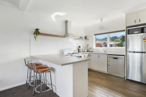 Renovated Takapuna 2BR Apt l Parking l Skytower
